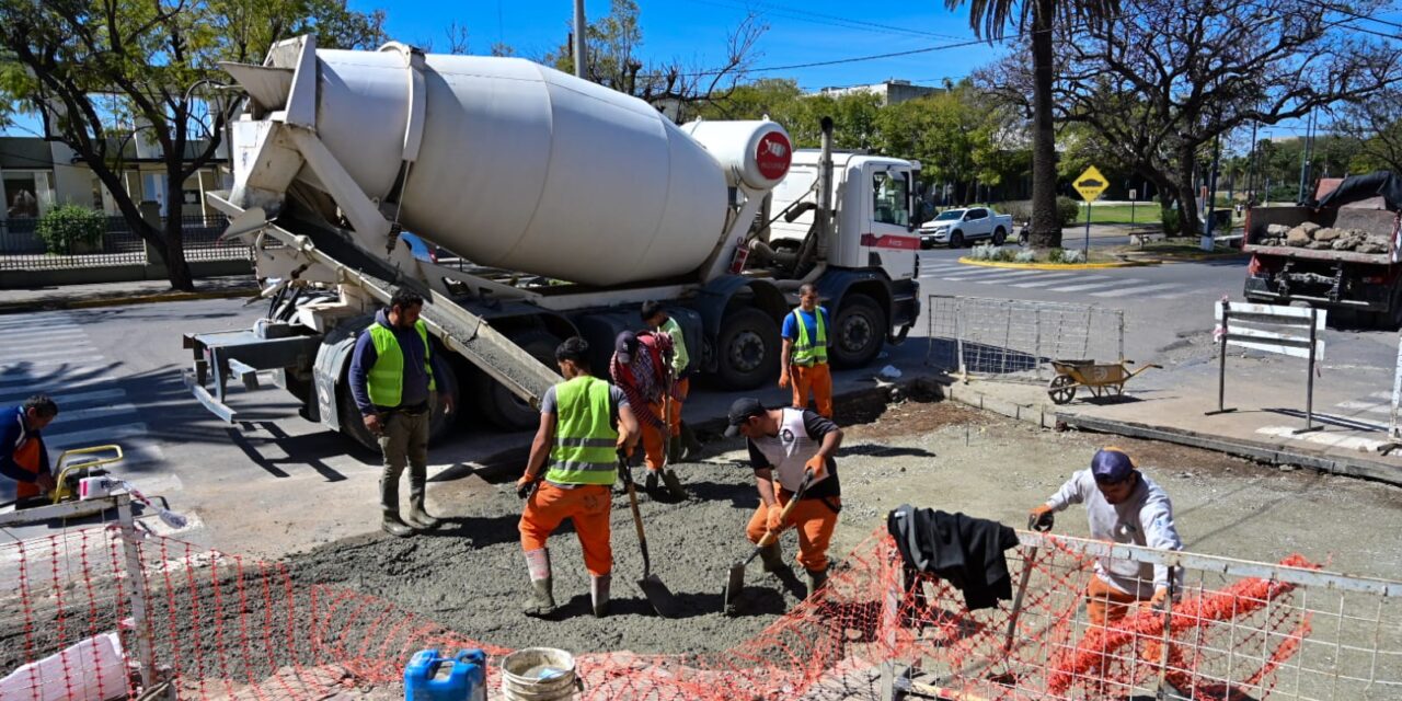 Villa María: El municipio avanza en la restitución del badén de avenida Sabattini esquina Santa Fe