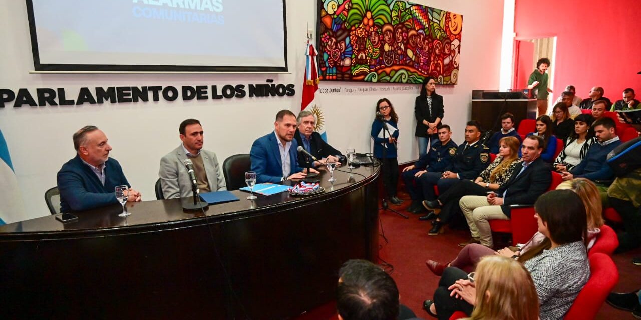 Villa María: Gill y el ministro Julián López entregaron 40 pulsadores de alarmas comunitarias