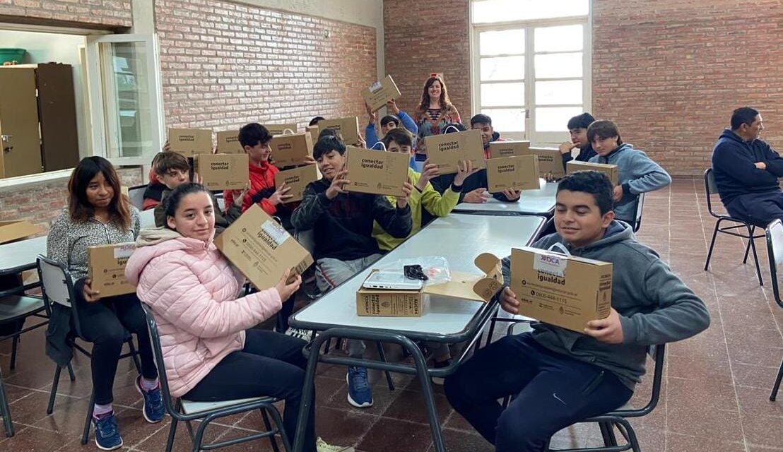 Sampacho: entregaron computadoras y notebooks a la institución educativa IPET 389