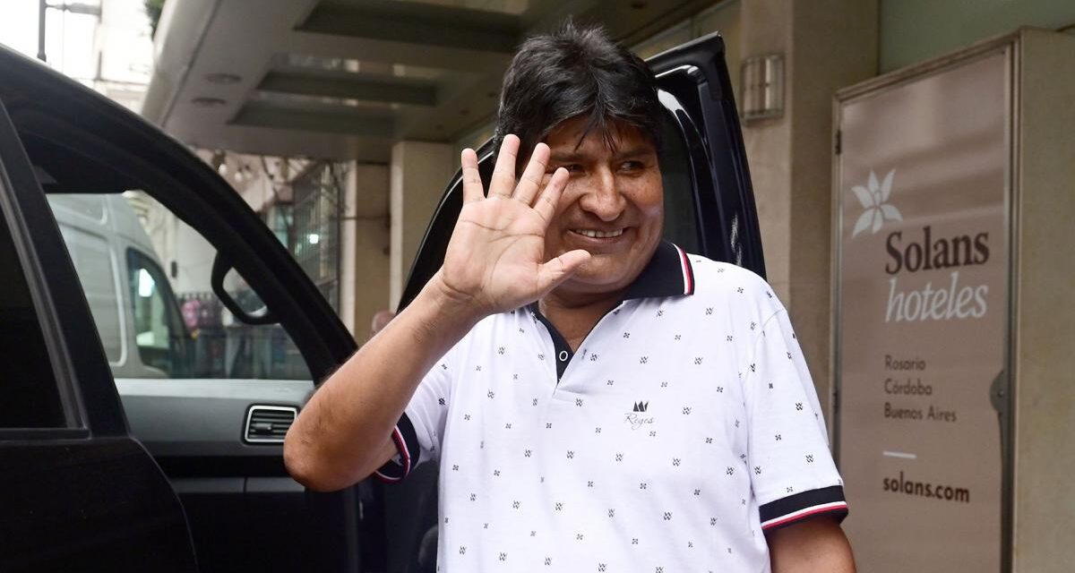 Evo Morales felicitó a Sergio Massa por el primer lugar en las elecciones nacionales