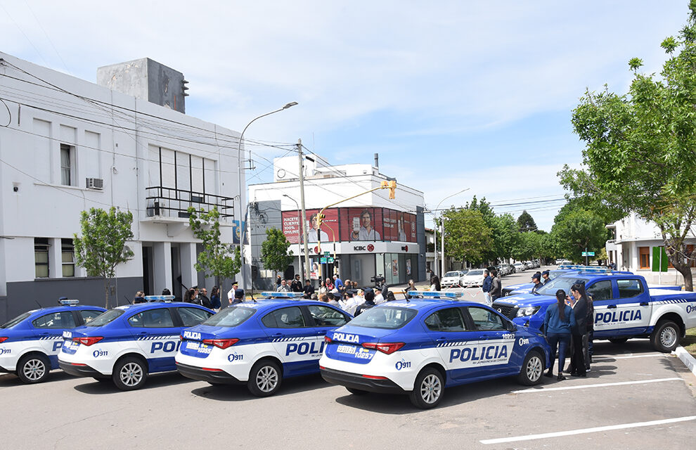 López entregó nuevos móviles policiales para el sur provincial