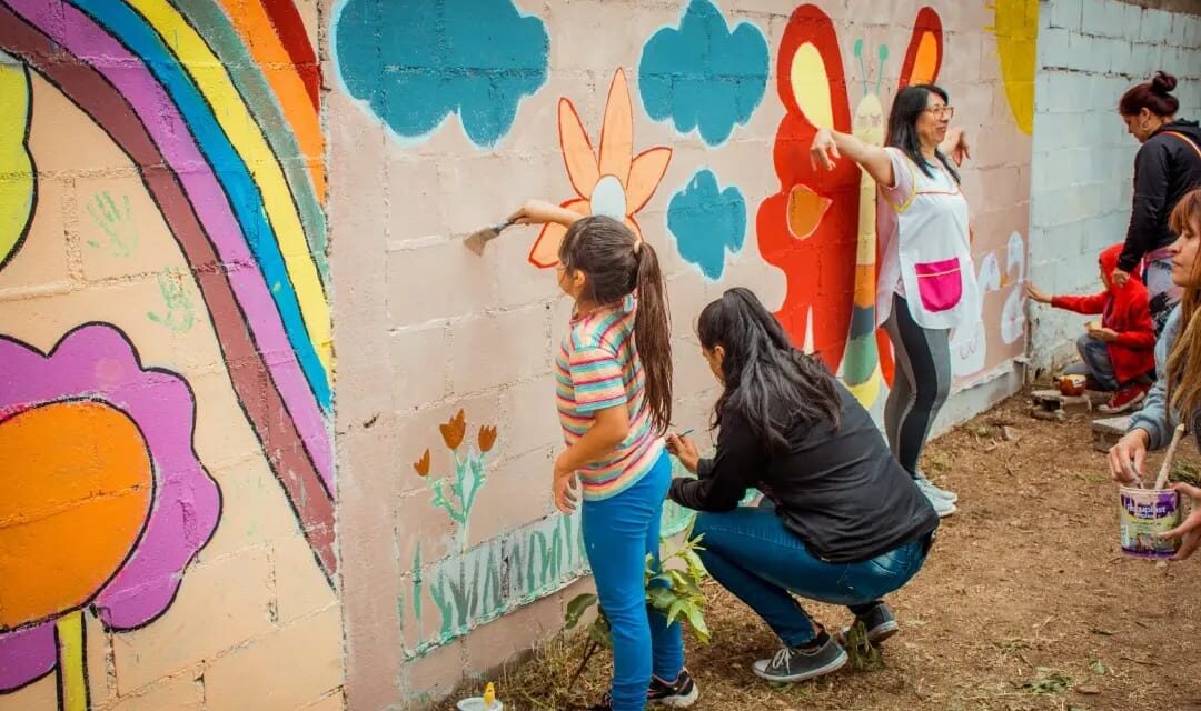 Río Tercero: alumnos de la escuela “Armando Rótulo” pintaron murales en su patio