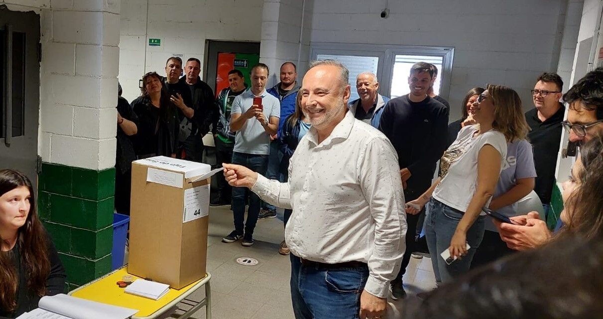 Elecciones en Villa María Eduardo Accastello emitió su voto en el colegio El Caminante