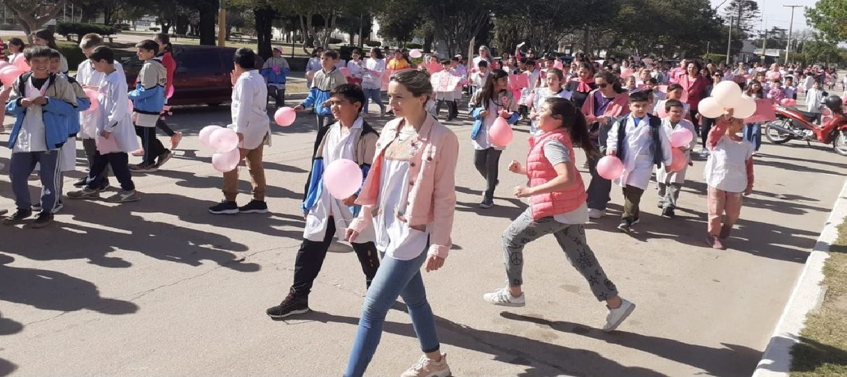 Huinca Renancó: Alumnos y docentes marcharon por el Octubre Rosa