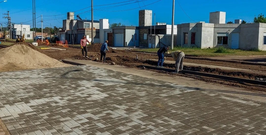 San Basilio: avanza el proyecto integrador de adoquinado en Bvard. Lorenzo Berardo