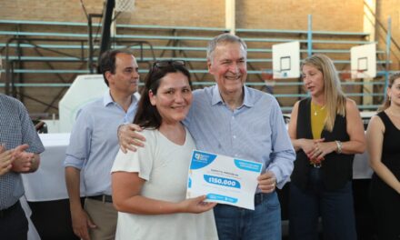 Río Cuarto: Schiaretti  entregó créditos a emprendedores y familias