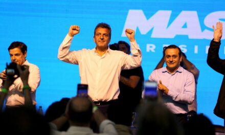 En el final de la campaña, Massa diserta ante empresarios y se encuentra con jóvenes