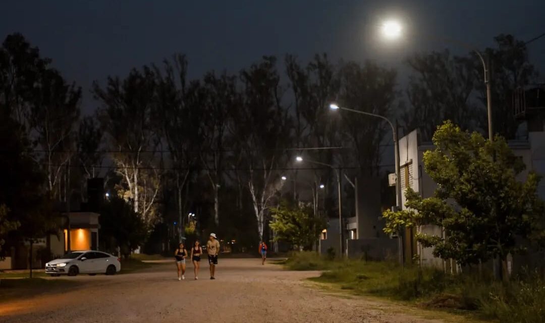 Río Tercero: avanza la colocación de luminarias led en barrio Marín Maroto