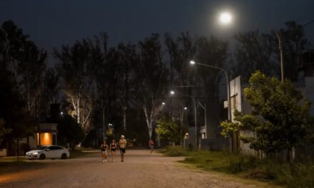 Río Tercero: avanza la colocación de luminarias led en barrio Marín Maroto