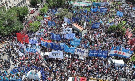 La CGT y organizaciones sociales protestaron en Tribunales contra el DNU de Milei