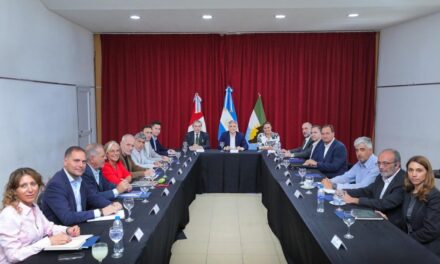 Llaryora encabezó la primera reunión de gabinete en Cruz del Eje