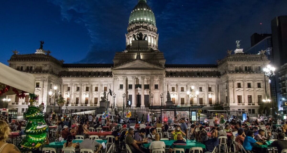 Organizaciones sociales realizaron una cena solidaria frente al Congreso para 4000 personas