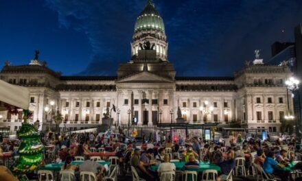 Organizaciones sociales realizaron una cena solidaria frente al Congreso para 4000 personas