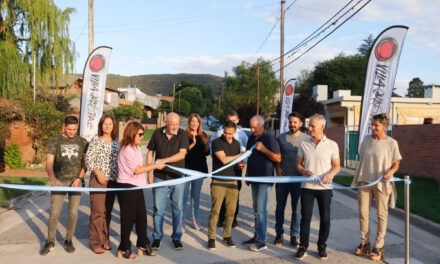 Villa Carlos Paz: se inauguró un nuevo tramo de adoquinado en barrio El Canal