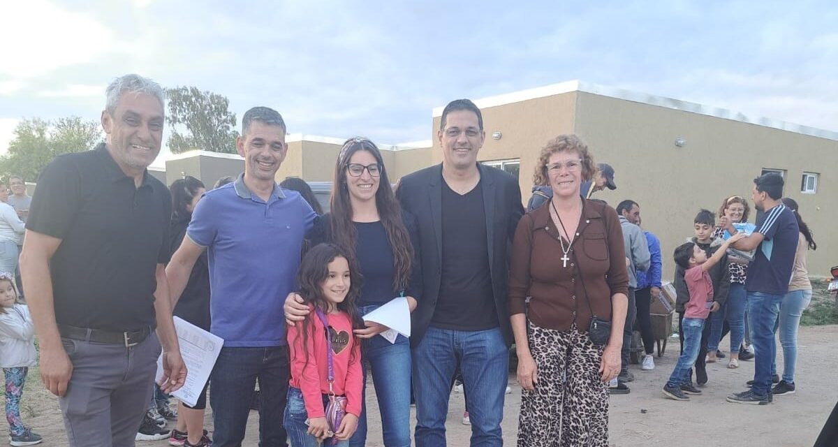 Villa Nueva: Entregaron las llaves de las 75 viviendas de barrio El Vallecito y 10 del Plan “Semilla”
