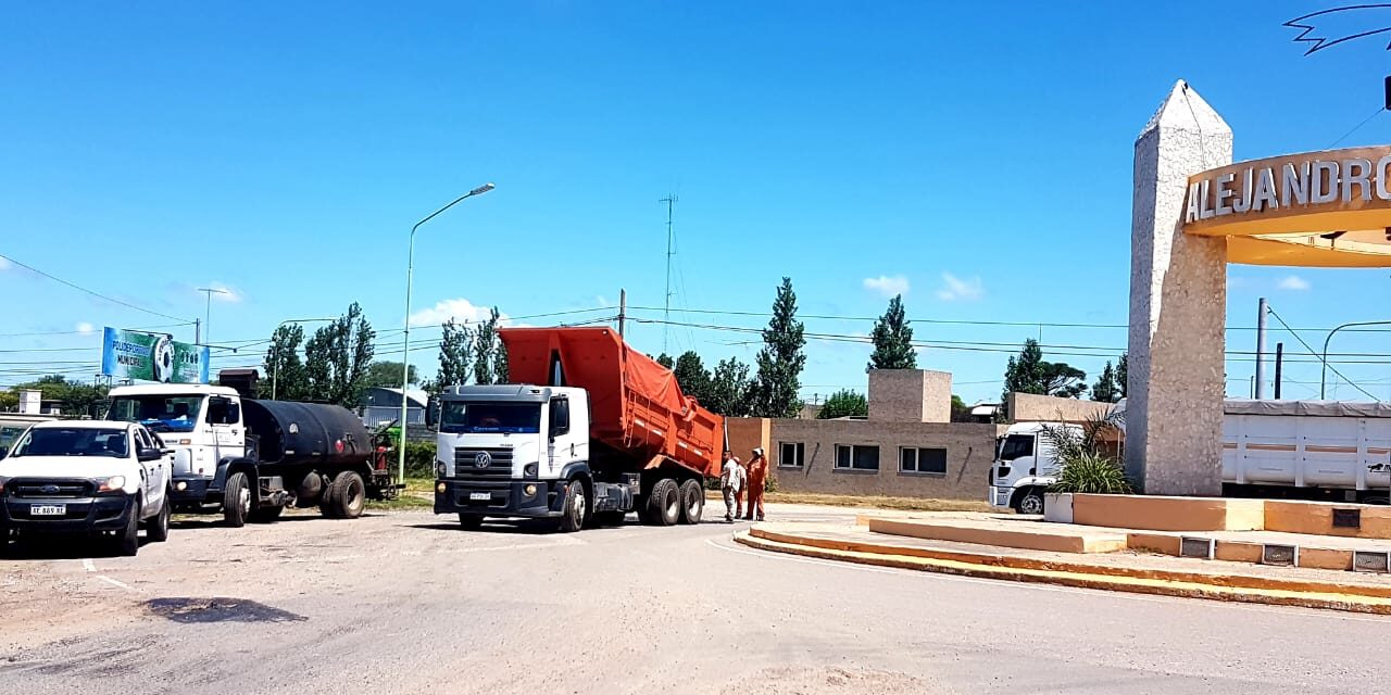 En Alejandro Roca, el municipio y vialidad provincial reparan sectores viales