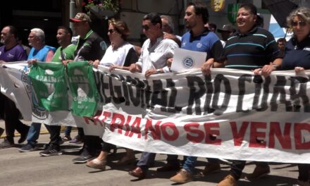 Multitudinaria marcha en Río Cuarto contra el DNU y la Ley “Ómnibus”