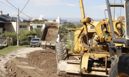 Villa Carlos Paz: realizan el mantenimiento de calles de tierra en distintos barrios