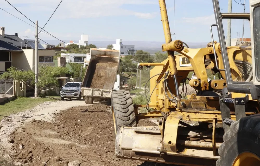 Villa Carlos Paz: realizan el mantenimiento de calles de tierra en distintos barrios