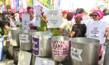 Manifestantes se concentran en el Ministerio de Capital Humano