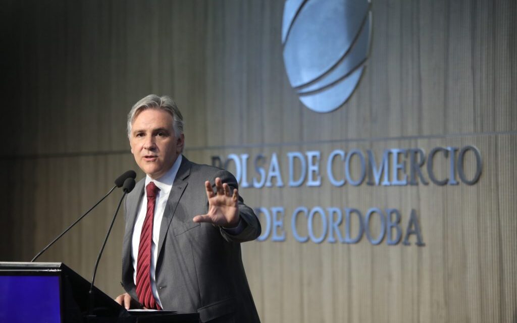 En la Bolsa de Comercio, Llaryora exhortó al diálogo urgente para enfrentar los efectos de la crisis económica