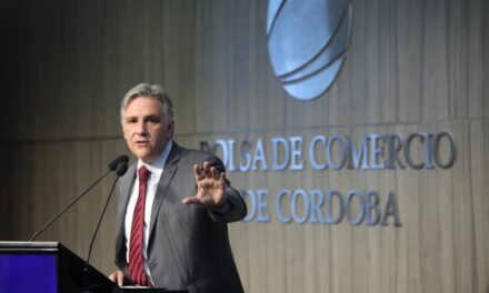 En la Bolsa de Comercio, Llaryora exhortó al diálogo urgente para enfrentar los efectos de la crisis económica