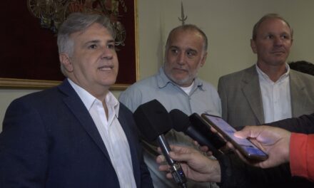 El Gobernador Martín Llaryora entregó aportes a Bomberos Voluntarios de Río Cuarto