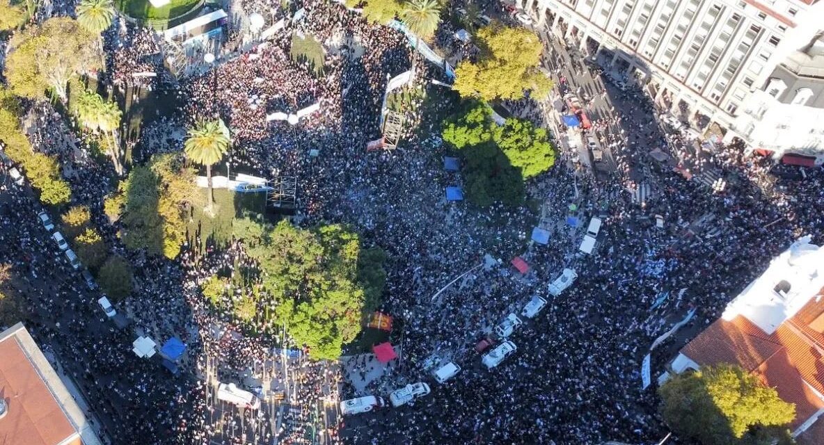 La masiva marcha en defensa de la universidad pública rebalsó la Plaza de Mayo