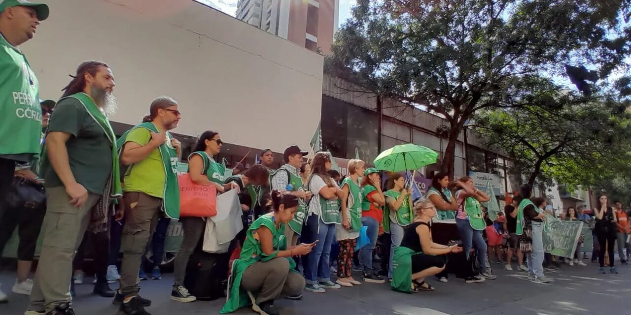 Ante los 11.000 despidos, trabajadores protestan en todo el país: “El Gobierno actúa al margen de la ley”