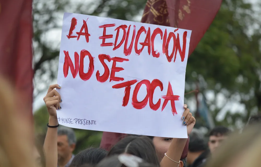 Histórica movilización en Córdoba: una multitud marchó por la educación pública y en contra del ajuste presupuestario de Milei