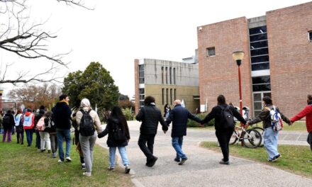 Se llevó adelante un abrazo simbólico a la UNRC en defensa de la educación pública