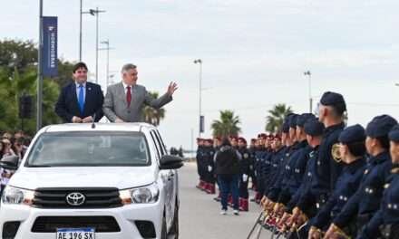 Miramar: Llaryora anunció obras y pidió renovar el compromiso con la bandera