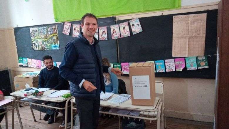 Nicolás Forlani fue el primer candidato en emitir su voto