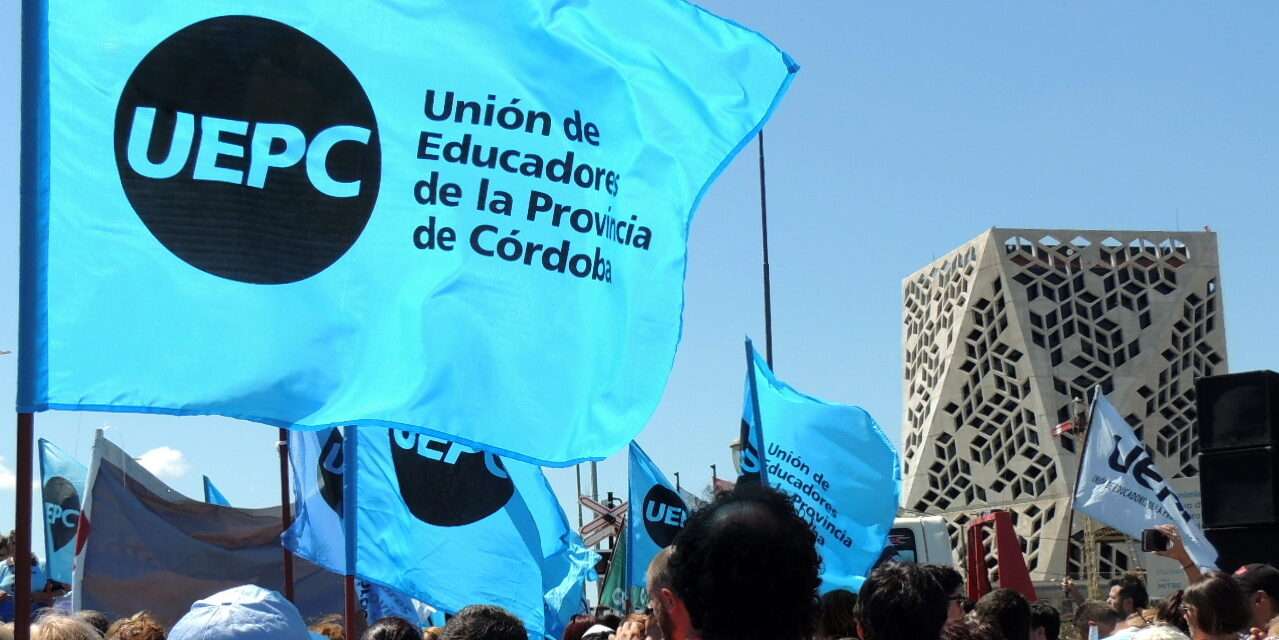 Docentes: sin acuerdo, el Gobierno decretó un aumento y la UEPC ratificó el paro