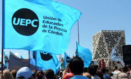 Docentes: sin acuerdo, el Gobierno decretó un aumento y la UEPC ratificó el paro