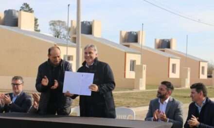 Llaryora inauguró viviendas en Wenceslao Escalante y entregó aportes para distintas obras
