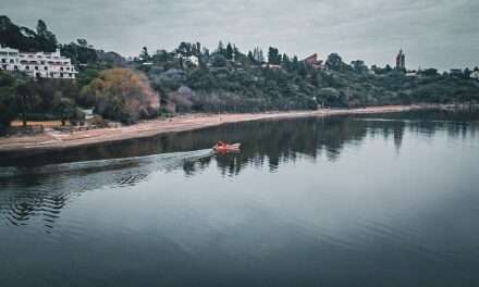 Realizan un relevamiento del relieve del fondo del lago San Roque