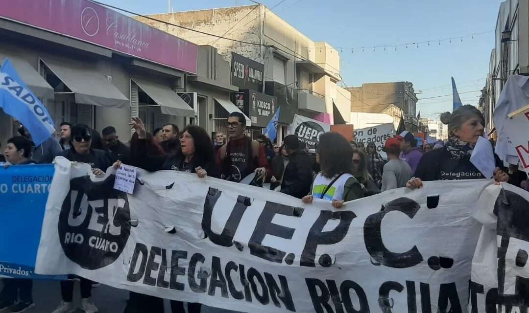 En el segundo día de paro los docentes se movilizan y marchan hasta el Centro Cívico