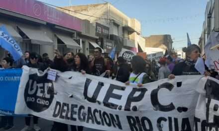 En el segundo día de paro los docentes se movilizan y marchan hasta el Centro Cívico