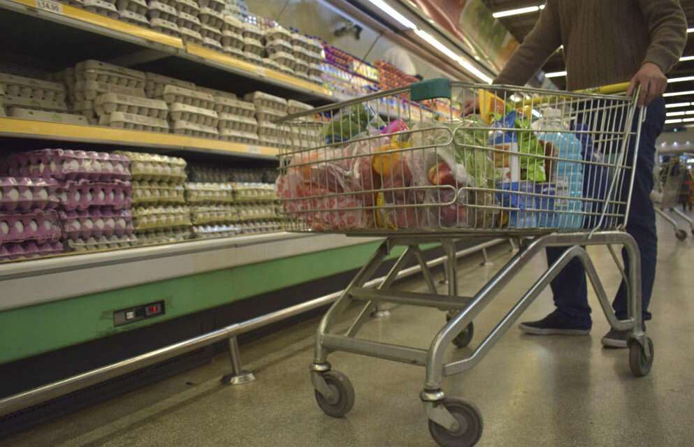 Consumo a la baja: las ventas masivas cayeron un 9,8% en febrero y acumulan 15 meses de retracción