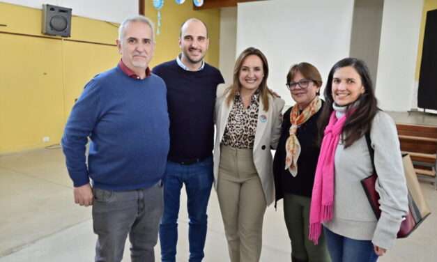 Myrian Prunotto llevó netbooks a docentes en formación en Almafuerte