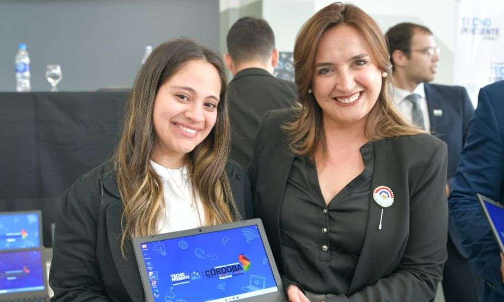 La vicegobernadora Myrian Prunotto, entregó  491 netbooks en el marco del Programa Tecno Presente en Bell Ville