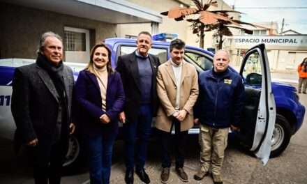 Myrian Prunotto presidió el acto de entrega de otro nuevo móvil policial en Hernando