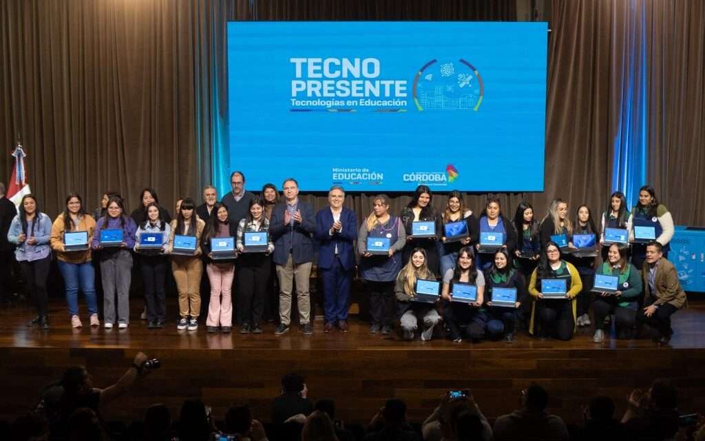 Llaryora entregó computadoras a estudiantes de formación docente