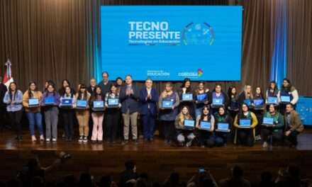 Llaryora entregó computadoras a estudiantes de formación docente