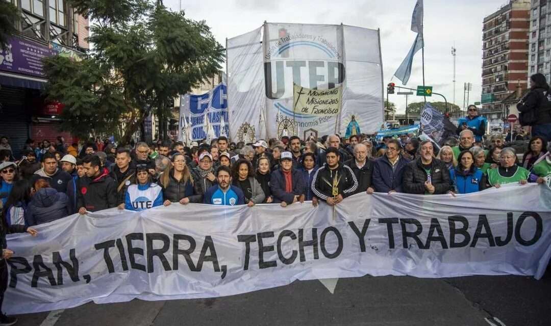 Multitudinario acto en Plaza de Mayo de las organizaciones sociales, la CGT y las CTA