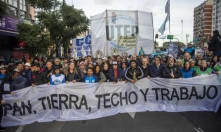 Multitudinario acto en Plaza de Mayo de las organizaciones sociales, la CGT y las CTA