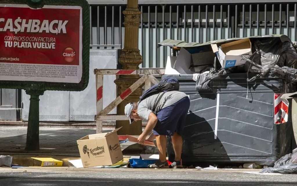 La pobreza en Argentina aumentó al 55,5% y la indigencia al 17,5%, según la UCA