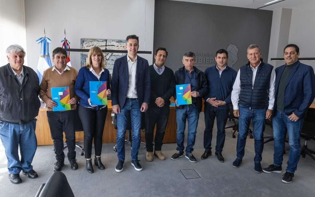 La Provincia firmó convenios con intendentes para ejecutar obras