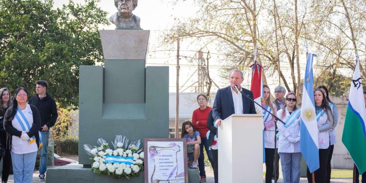 En un emotivo acto, De Rivas destacó el rol fundamental de los maestros